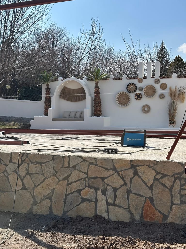 Bahçe çevresinde doğal taş duvar yüzeyi